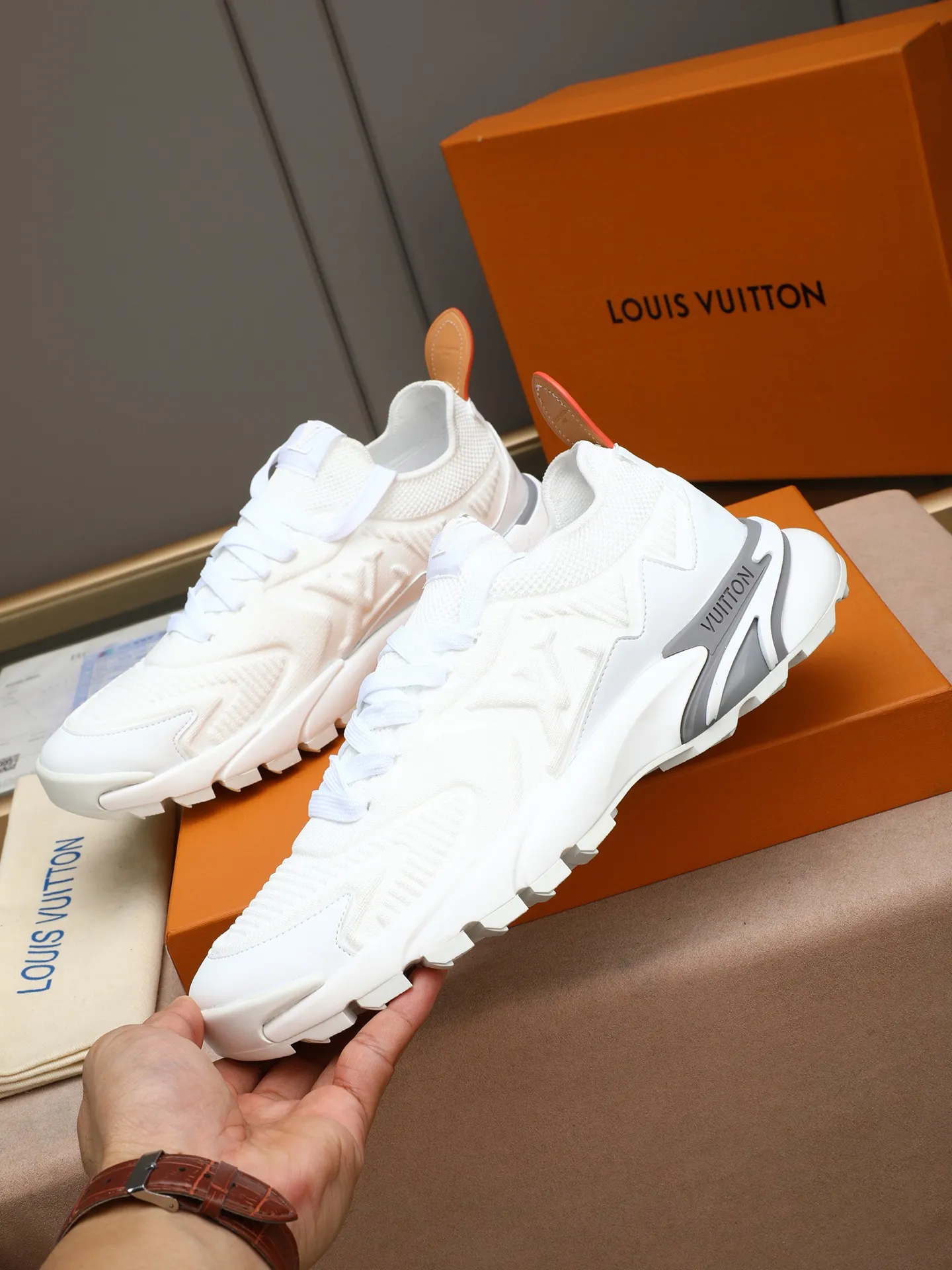 Men's Men's Shoes 💰580 LV Louis Vuitton L Jialu Brand Runner Tatic Series Thick Sole Casual Sports Shoes Running Shoes Original purchase, development and production This LV Runner Tatic sports shoe is blended with fly woven fabric material to interpret the inspiration of traditional mountaineering shoes. The LV letters are written on one side, the Louis Vuitton logo, and the light and wear-resistant rubber outsole completes the whole package. The delivery counter is exquisitely packaged🛍📦 ▪️Fabrics: Original imported custom fly-woven fabric ▪️Inner lining: Original custom-made breathable mesh ▪️Sole: Original open-molded anti-slip rubber combination material ▪️Sole thickness: 4CM ▪️Size: Men's 38-44 (45 custom-made)